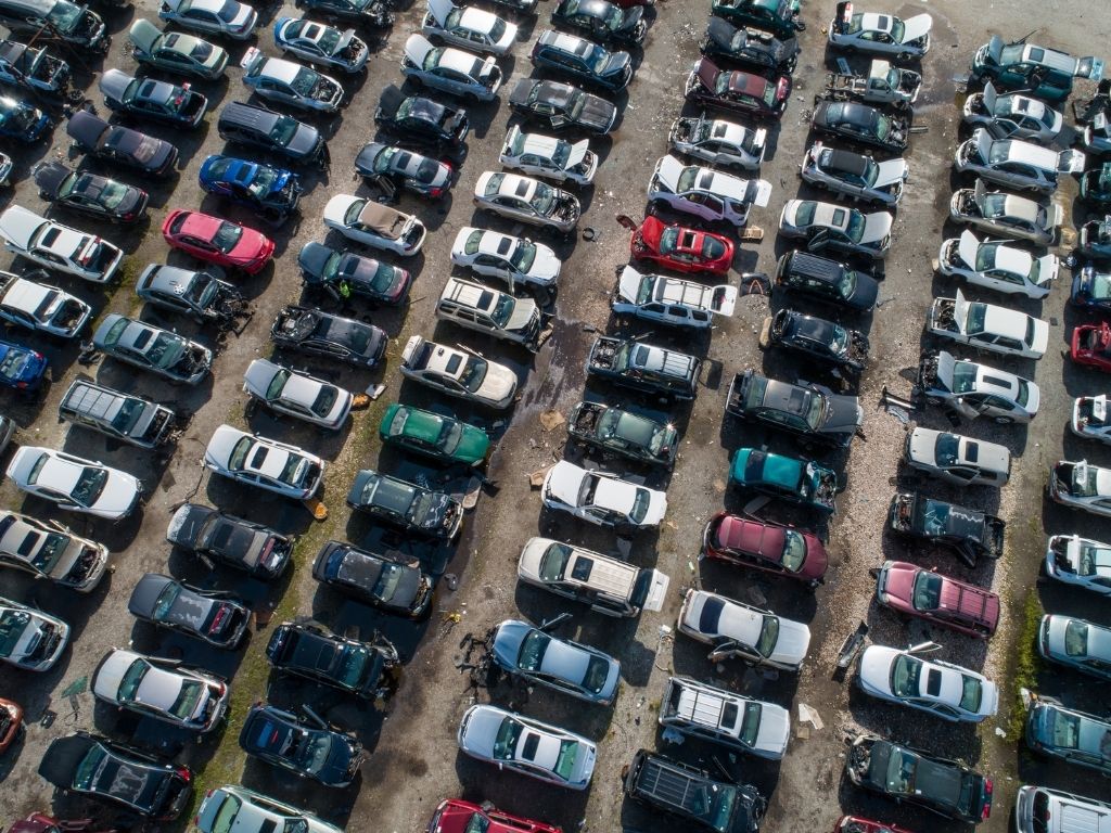 pátio com varios carros apreendido após o cumprimento do mandado de busca e apreensão